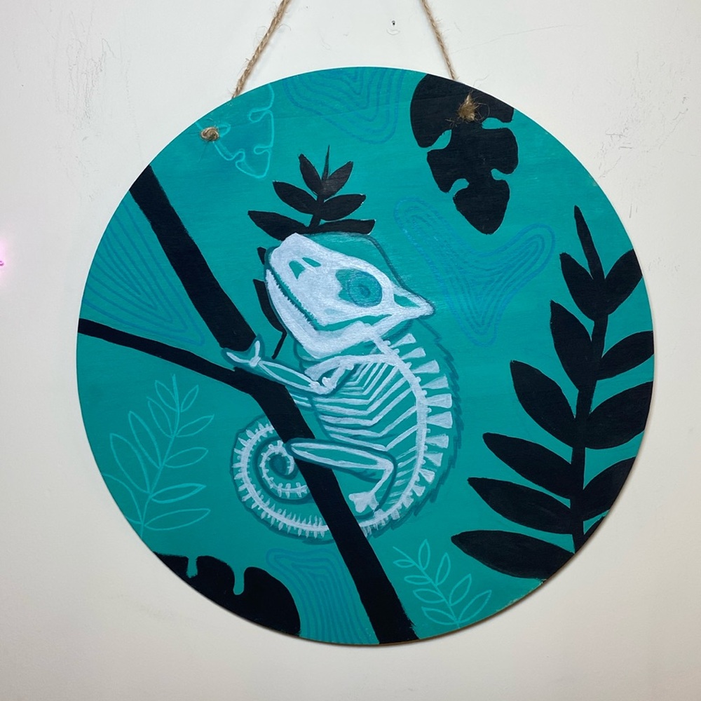 🎁 | Chameleon Skeleton Wooden Hanging Sign 11.5in hand painted original - Picture 1 of 11